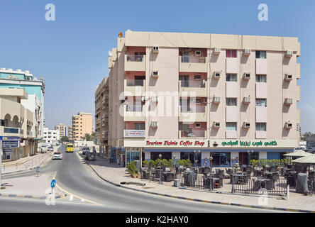 Ajman, Émirats Arabes Unis - 3 mai 2017 : Rue d'Ajman un jour d'été, la capitale de l'émirat d'Ajman. Banque D'Images