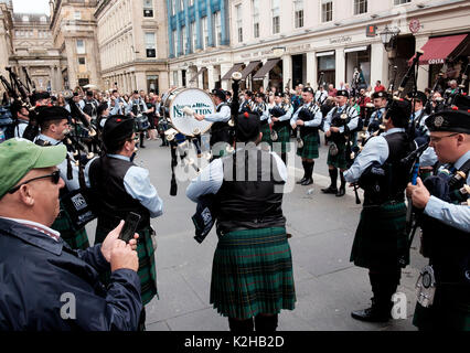 Le Nord Stratton Pipe Band d'Edmonton, Alberta, Canada effectuent en Royal Exchange Square, Glasgow la perspective de la Coupe du monde de Pipe Band Championship 2017 Banque D'Images