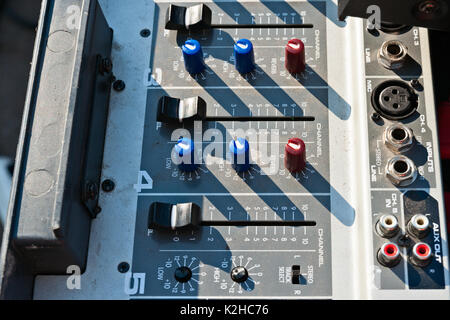 Sunlit dusty pour moniteur dispositif utilisé pour contrôler le niveau du son lors de l'open air. Dispositif électronique pour le show-business. Banque D'Images