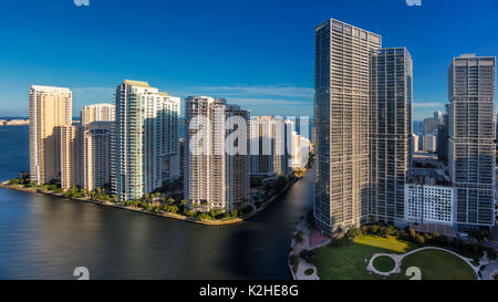 Skyline Brickell comme le soleil se couche à Miami. Banque D'Images