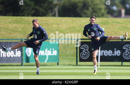 Ireland's Glenn Whelan (à gauche) et Robbie Brady pendant une session de formation au centre de formation national, FAI Abbotstown. Banque D'Images