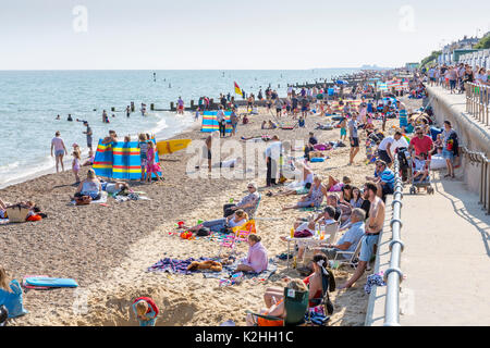 Marée haute sur une longue plage de Southwold, Suffolk, Angleterre. Banque D'Images