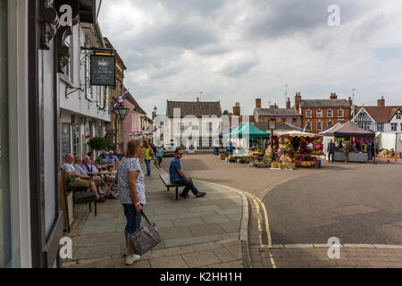 Market Hill et le marché, Framlingham, dans le Suffolk, en Angleterre. Banque D'Images