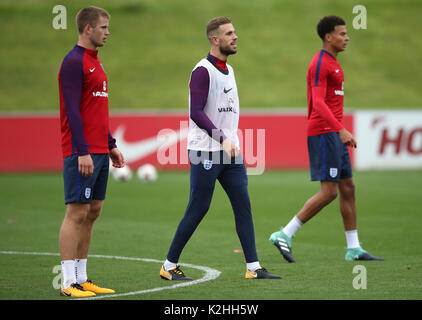 L'Angleterre Eric Dier (à gauche), la Jordanie Henderson (centre) et alli Dele pendant une session de formation à St Georges' Park, Burton. Banque D'Images