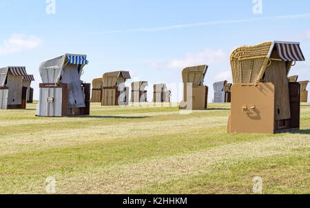 Paysage côtier avec beaucoup de chaises de plage autour de Buesum en Dithmarschen à Schleswig-Holstein, Allemagne Banque D'Images