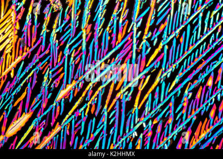 Shot microscopiques colorés de microcristaux de nitrate de sodium en lumière polarisée Banque D'Images