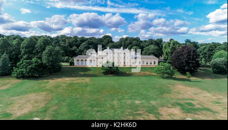 Vue aérienne d'une maison néo-classique dans une forêt dans le nord de Londres Banque D'Images