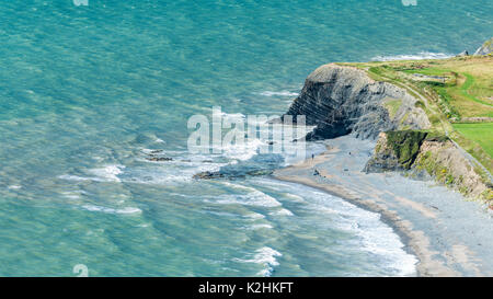 Scenic côte rocheuse du littoral gallois à journée ensoleillée Banque D'Images