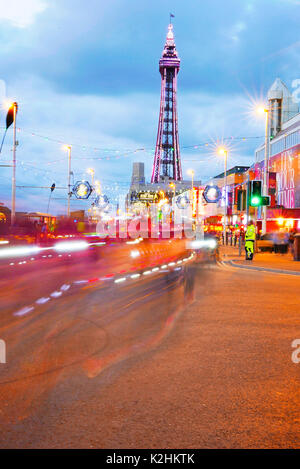 Des sentiers de lumière à partir de la bicyclette le long de la promenade de Blackpool en face de la tour au cours de l'événement annuel Ride les lumières au début de l'assemblée i Banque D'Images