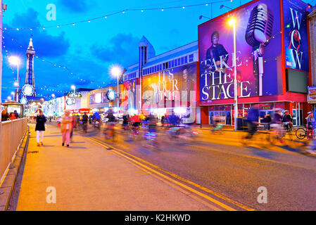 Des sentiers de lumière à partir de la bicyclette le long de la promenade de Blackpool en face de Madame Tussauds waxworks durant la Randonnée annuelle les lumières au début de l'événement Banque D'Images