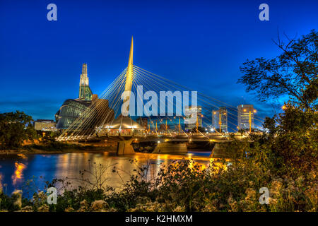 Le pont Provencher sur la rivière Rouge dans la soirée à partir de la promenade de Saint-Boniface, Winnipeg, Manitoba, Canada. Banque D'Images