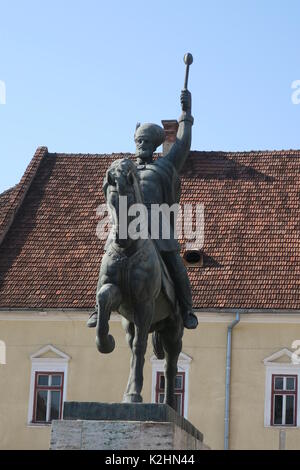 Michel le Brave a été le prince de Valachie, prince de Moldavie et de facto souverain de Transylvanie. belle statue sur une place à Alba Iulia, Roumanie. Banque D'Images