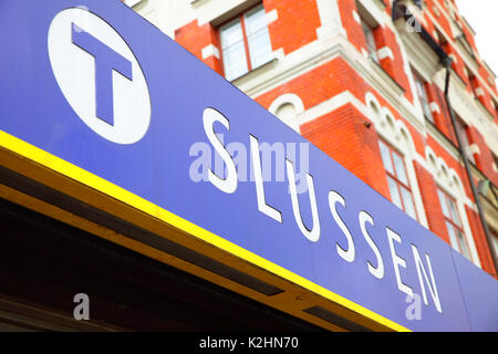 Stockholm, Suède - 25 juillet 2017 : la station de métro Slussen pancarte dans le centre de Stockholm Banque D'Images