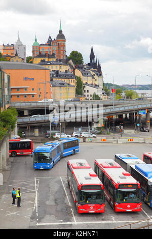 Stockholm, Suède - 25 juillet 2017 : Parking pour bus à proximité de la station de métro Slussen à Stockholm Banque D'Images