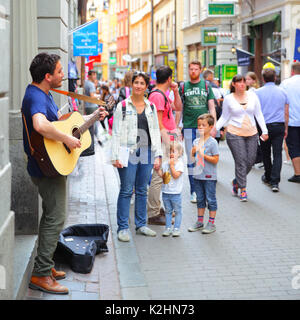 Stockholm, Suède - 25 juillet 2017 : musicien joue guiar non identifiés pour les touristes dans la rue commerçante centrale de Gamla Stan à Stockholm Banque D'Images