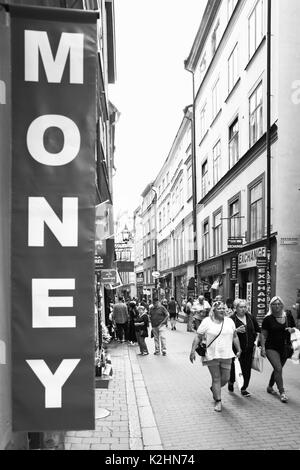 Stockholm, Suède - 25 juillet 2017 : La rue commerçante centrale Vasterlanggatan à Stockholm. Image en noir et blanc Banque D'Images