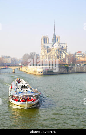 Paris, France - 05 mars 2011 : bateau de plaisance flotte près Notre Dame de Paris Banque D'Images