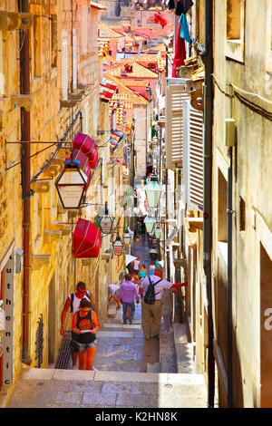 Dubrovnik, Croatie - Jine 12, 2017 : les touristes dans la vieille rue étroite avec des escaliers à Dubrovnik Banque D'Images