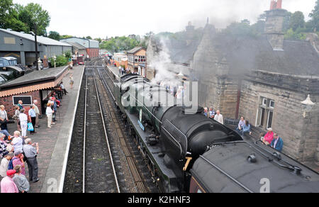 La souche à vapeur, locomotive et transport, debout dans la région de Bridgenorth. Severn Valley Railway. Les passagers qui attendent. Les vacanciers. Banque D'Images