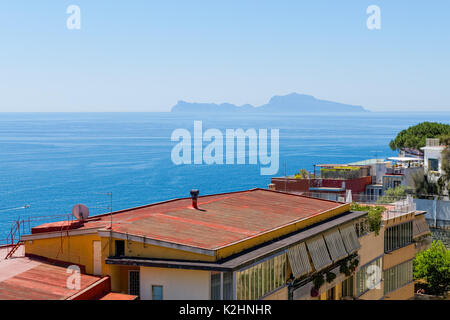 Vue sur la baie de Naples vers l'île de Capri, Italie Banque D'Images