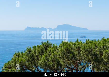 Vue sur la baie de Naples vers l'île de Capri, Italie Banque D'Images