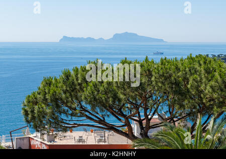 Vue sur la baie de Naples vers l'île de Capri, Italie Banque D'Images