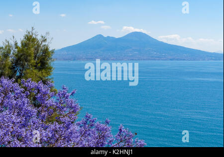 Vue sur la baie de Naples vers le Mont Vésuve, Italie Banque D'Images