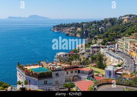 Vue panoramique sur la baie de Naples et Capri island dans l'arrière-plan, Italie Banque D'Images