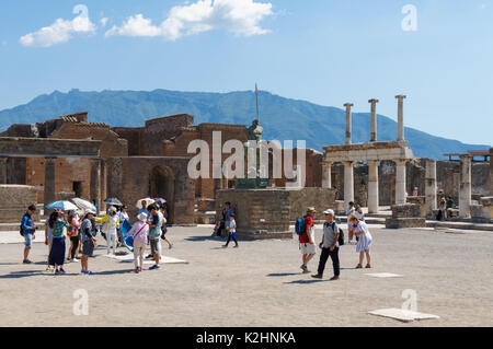 Les touristes au forum Romain à Pompéi, Italie Banque D'Images