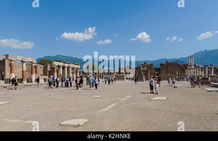 Les touristes au forum Romain à Pompéi, Italie Banque D'Images