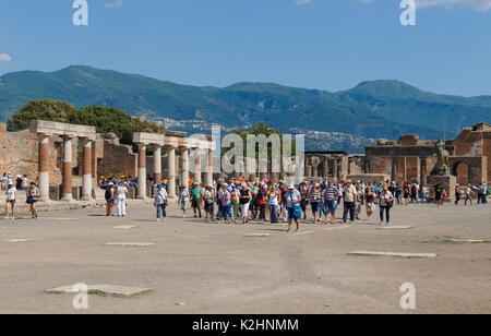 Les touristes au forum Romain à Pompéi, Italie Banque D'Images