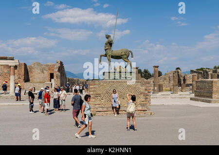 Les touristes au forum Romain à Pompéi, Italie Banque D'Images