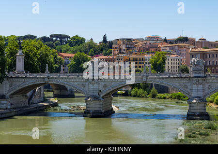 Ponte Vittorio Emanuele II sur le Tibre à Rome, Italie Banque D'Images