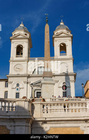 L'église de la Santissima Trinità dei Monti et obélisque Sallustiano près de la place d'Espagne à Rome, Italie Banque D'Images