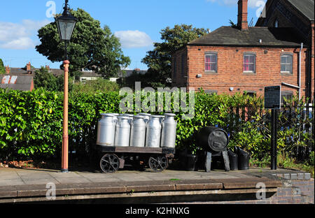 Des bidons de lait conservé sur une plate-forme de la Severn Valley Railway. Banque D'Images