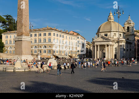 La Piazza del Popolo avec l'église Santa Maria di Montesanto dans l'arrière-plan, Rome, Italie Banque D'Images