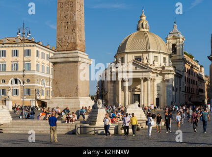 La Piazza del Popolo avec l'église Santa Maria di Montesanto dans l'arrière-plan, Rome, Italie Banque D'Images