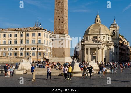 La Piazza del Popolo avec l'église Santa Maria di Montesanto dans l'arrière-plan, Rome, Italie Banque D'Images