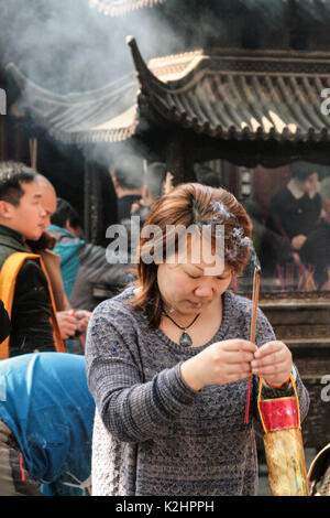 Zhoushan, Chine - Mai. 25, 2016 : au cours du temple du Bouddha de jour ordinaire, Mrz Ping priez pour famille Banque D'Images