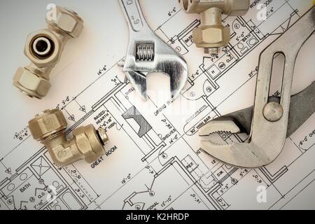 Matériel de plomberie sur plans de maison de l'outil, Banque D'Images