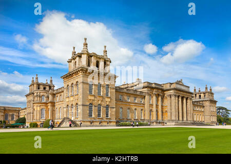 Blenheim Palace, Woodstock. UK, vue de l'arrière du palais du Sud, l'eau les terrasses sont à gauche. Banque D'Images