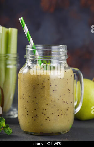 Les smoothies de kiwi, céleri et pommes dans un contenant de verre Close-up Banque D'Images