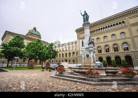 Statue de Berna (Bernabrunen), une personnification de la ville de Berne, par Raphael Christen (1858) en face de la Palais fédéral ouest (Parlement), Berne, S Banque D'Images