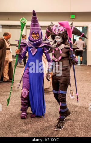 Bizarrement en 'Yudi le magicien,' les jeunes adultes participant à l'étrange et futuriste comic book convention WonderCon promenade dans l'Anaheim, CA, le Centre de Convention. Banque D'Images