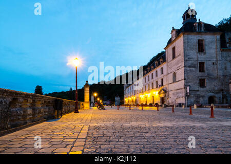 L'Abbaye de Brantome (Abbaye de Brantome) la nuit, Brantôme-en-Périgord. La France. Banque D'Images