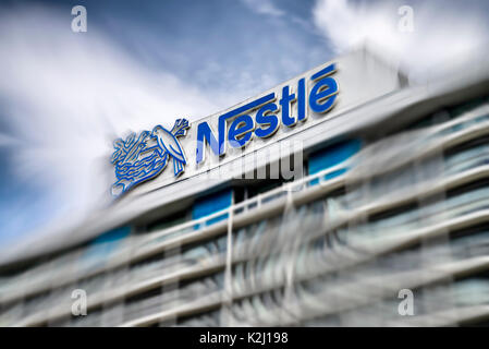 Nestlé Logo sur le bâtiment de la siège à Francfort avec motion blur Banque D'Images