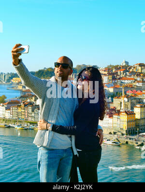 PORTO, PORTUGAL - 14 NOVEMBRE 2016 : Couple taking photo selfies avec Porto Vieille Ville sur l'arrière-plan. Porto célèbre destination touristique européenne. Banque D'Images