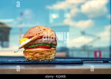Restaurant délicieux hamburger with fried egg Banque D'Images