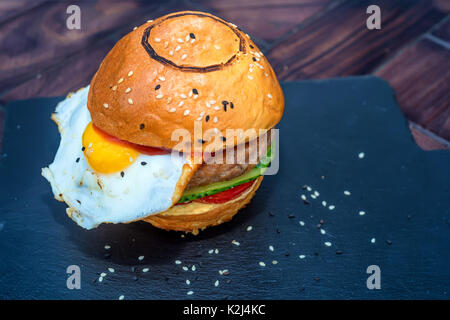 Restaurant délicieux hamburger with fried egg Banque D'Images