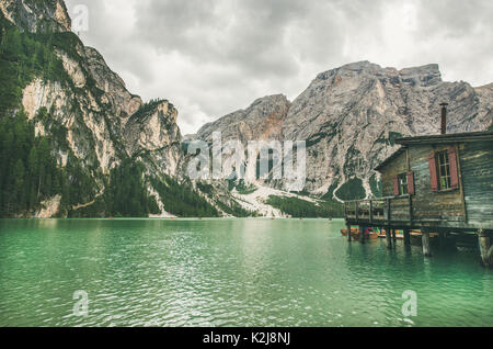 Lago di braies ou Pragser Wildsee dans le Parc Naturel de Fanes-Sennes-Braies. Lac de montagne avec des eaux émeraude de la Valle di Braies dans les cols alpins Banque D'Images